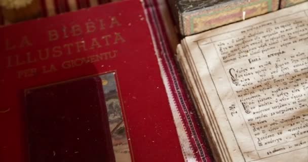 Autenticidad ucraniana. Pueblo natal. Interior. Libros antiguos .. — Vídeo de stock