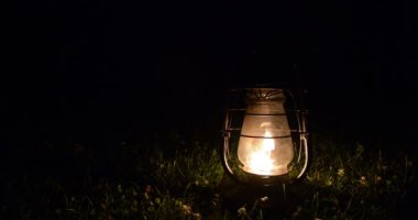 Gece çimlerin üzerine eski gaz lambası.