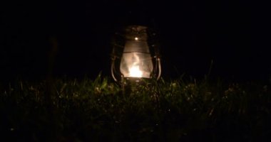Gece çimlerin üzerine eski gaz lambası.