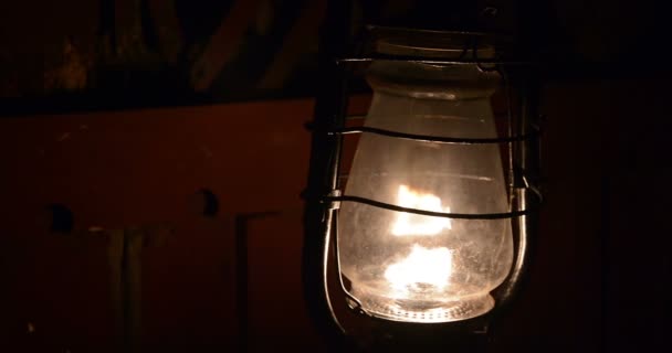 Eski gaz lambası, gece. Yakın çekim. — Stok video
