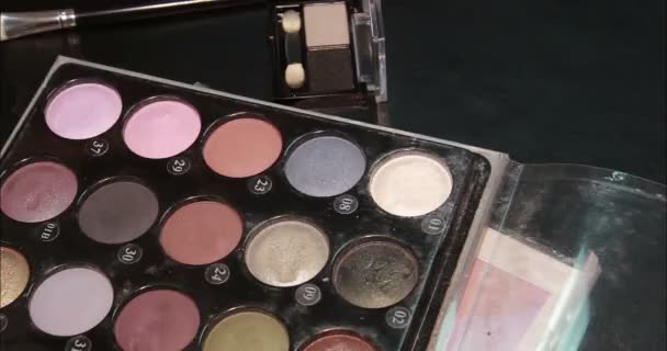 Cosmetica. Eyeshadows. Arm met borstel. Close-up. — Stockvideo