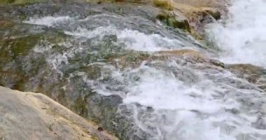 Sheshory şelaleler, Ukrayna. Buzlu akan su