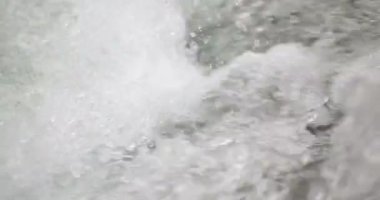 Sheshory şelaleler, Ukrayna. Su akıyor. Yakın çekim.