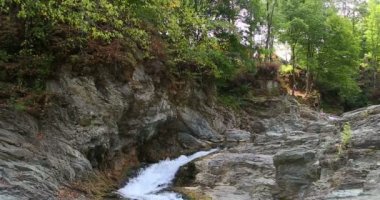 Sheshory şelaleler, Ukrayna. Kayaların üzerinden akan su. Yukarı aşağı panorama.