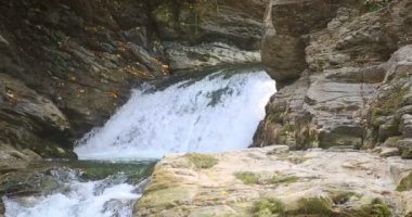 Sheshory şelaleler, Ukrayna. Düşen su. Geniş görüş.