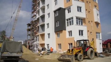 İnşaat. Vinç. Traktör. Aşağı yukarı panorama.