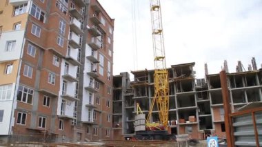 İnşaat. Bina. Vinç. Sağdan sola panorama.