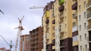 İnşaat. Bina. Vinç. Odak çekme.