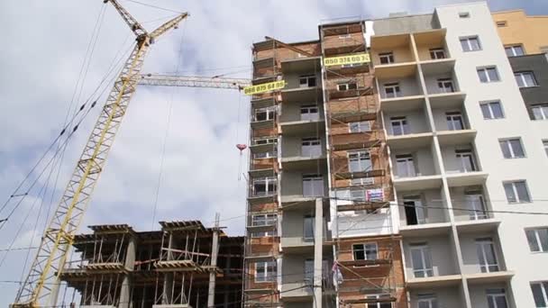Construction. Building. Crane. Left-to-right panorama. — Stock Video
