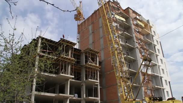 Construscion. Κτίριο. Γερανός. Τραβήξτε εστίαση. — Αρχείο Βίντεο