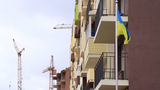 Construscion. Bâtiment. Une grue. Drapeau ukrainien . — Video