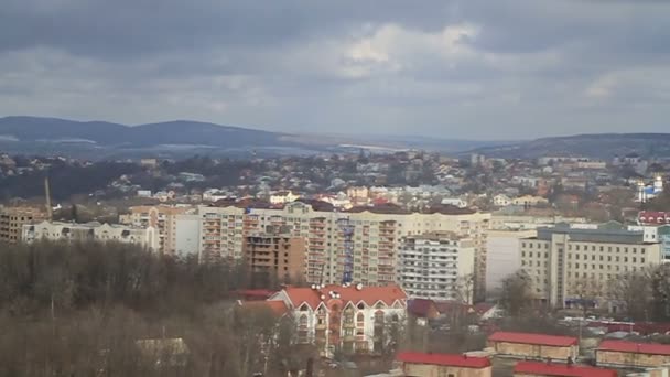 Tsjernivtsi stad van dak. Links-naar-rechts panorama. — Stockvideo