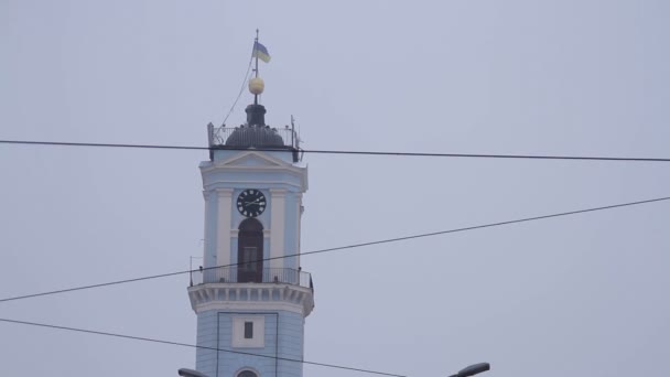 Câmara Municipal de Chernivtsi. Inverno. Bandeira ucraniana. Fechar . — Vídeo de Stock