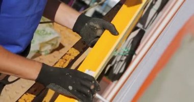 İnşaat. Adam strafor inşaat düzeyiyle presler.