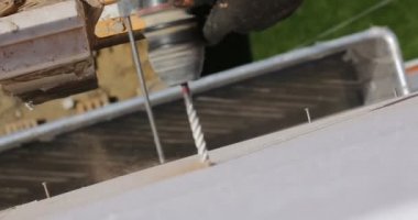 İnşaat. Adam matkaplar duvar perforator ile.