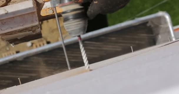 Construction. Homme perceuses mur avec perforateur . — Video