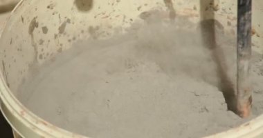 İnşaat. Çözüm karıştırma. Yakın çekim.