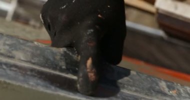 İnşaat. Adam inşaat kafes bezi sıvalar.