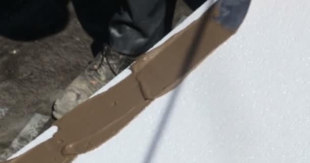 Construction. Man inflicts mortar on styrofoam. — Stock Video