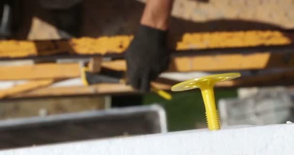 Construction. Man hammers in dowels. — Stock Video