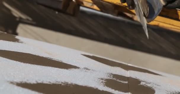 Construction. Man plasters joints. — Stock Video