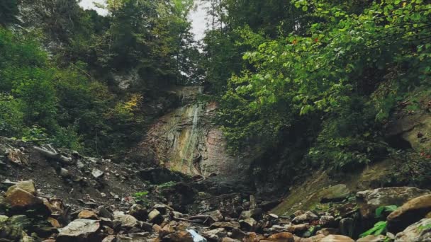 Bukovina vattenfall, Roztoky, Ukraina. Stora Guk. — Stockvideo