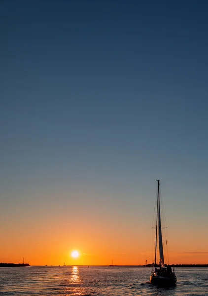 Yacht, vitorlás ellen naplemente — Stock Fotó