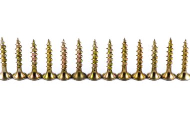 Altın vidalar üzerinde beyaz izole