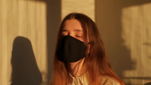 Menina Com Cabelo Comprido Tira Sua Máscara Preta — Vídeo de Stock