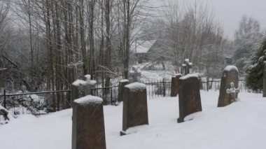 Kar yağışı, Batı Belarus 'taki köy mezarlığı.