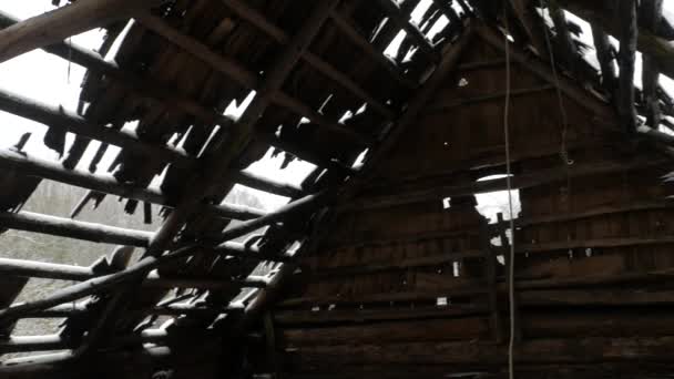被毁的乡村老屋的木制屋顶 — 图库视频影像