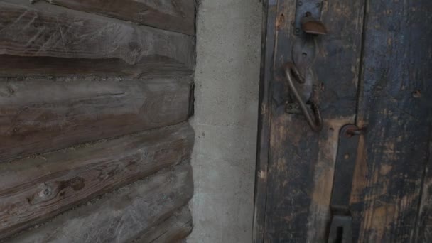 古い格納庫の木製の門のドア — ストック動画