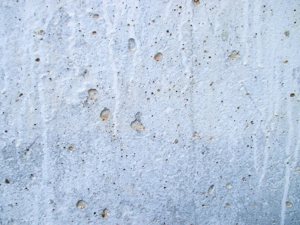 穴付きの亀裂や傷を持つ家の古い青灰色の不均一な壁 小さな貝を身に着けている — ストック写真