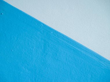 Arka plan eski duvar mavi-beyaz. İkametgah girişi. Uygunsuz bir şekilde özensiz boyanmış. Küçük lekeli doku. 