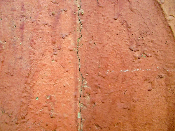 Çatlak Eskimiş Kahverengimsi Kırmızı Duvarlı Bir Her Yerde Boya Lekeleri — Stok fotoğraf