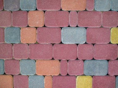 Kare ve dikdörtgen kaldırım levhaları.