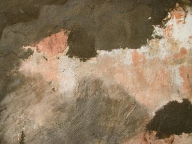 Asil beyazlatıcılı eski bir duvarın arka planı kabaca çimentoyla kaplıdır. Bir zamanlar bu renge şeftali ya da bej denirdi. Duvar onarım için hazırlanıyor.. 