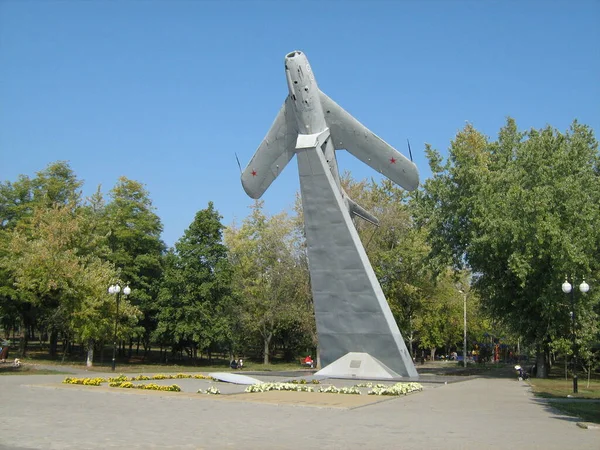 Памятник Воинам Освободителям Миг Самолет Мариуполе Украина — стоковое фото