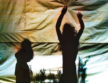 Dans eden siluet kızlar