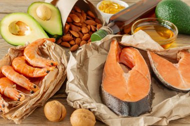 Sağlıklı beslenme konsepti. Omega 3 asitlerinin doğal kaynakları. Sebzeler, deniz ürünleri, fındık ve tohumlar..