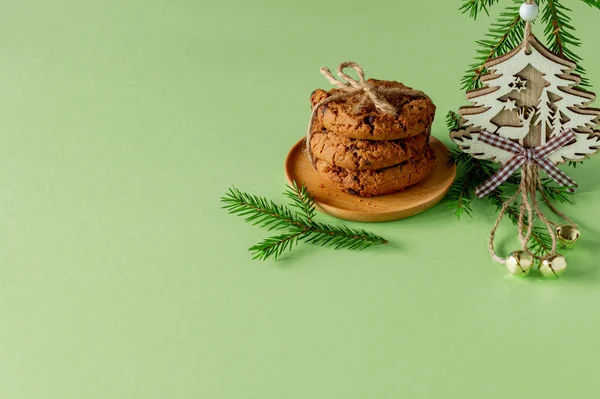 Julsammansättning Med Chokladkakor Grönt Papper Med Gran Grenar Och Träleksaker — Stockfoto