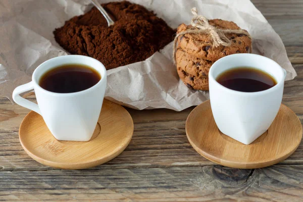 Dos Tazas Café Recién Hecho Sobre Una Mesa Madera Granos — Foto de Stock