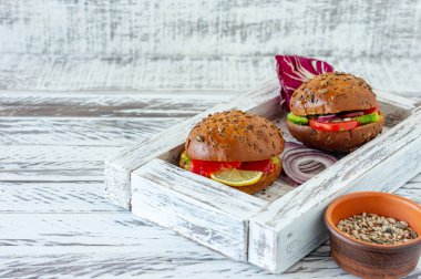 Taze pişmiş ev yapımı burgesr vegan ve ahşap arka planda somon. Hralthy organik yiyecekler