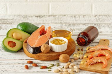 Omega-3 asitlerinin hayvan ve sebze kaynakları. Dengeli diyet konsepti. Tahta masada sağlıklı yiyecekler var.,
