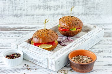 Salata, somon, avokado ve domatesle doldurulmuş tam tahıllı çörek. Sağlıklı gıda konsepti.