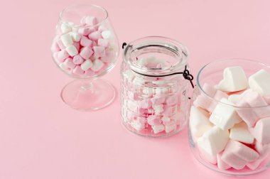 Şekerli lokum kalp ve pembe arka planda aşk konsepti.