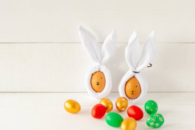 Peçete ve yumurtadan yapılmış Paskalya tavşanı kulakları. Tatil için şenlik dekorasyonu.
