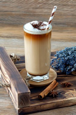 Ev yapımı lavanta şurubu ve ahşap tepside çiçekler. Sıcak kahvaltı.