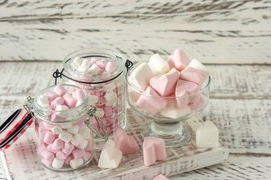 Şekerleme. Marshmallow renkli sakızlı şekerlemelere yakın çekim. Tatlı yemek tatlı