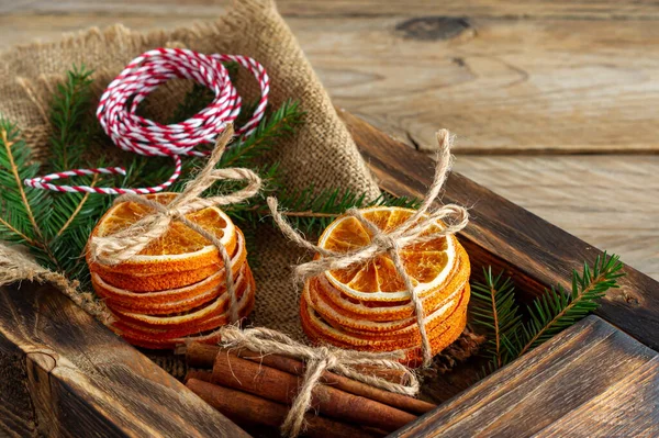 Rusztikus Karácsonyi Kompozíció Szárított Naranccsal Fahéjrudakkal Fenyőágakkal Fadobozban — Stock Fotó